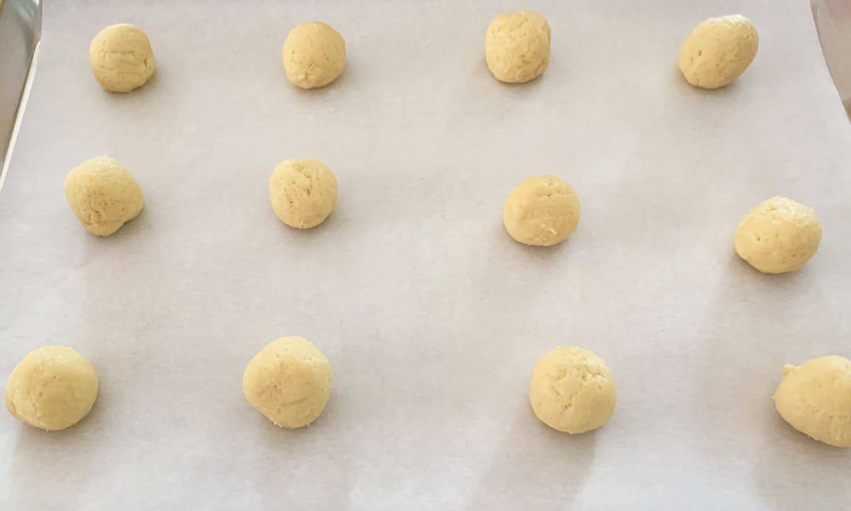 Make a ball from the scooped cookie dough and line them on the cookie sheet pan.