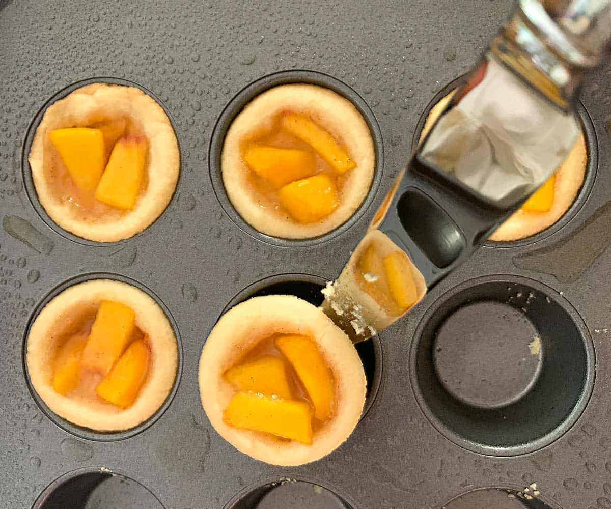 https://mycookiejourney.com/wp-content/uploads/2021/09/peach-pie-cookie-cups-3-of-3-how-to-make.jpg