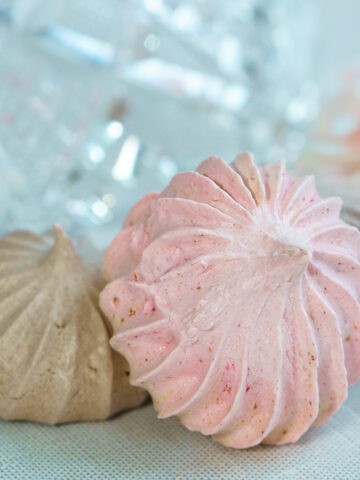 Strawberry and chocolate meringue cookies feature image.