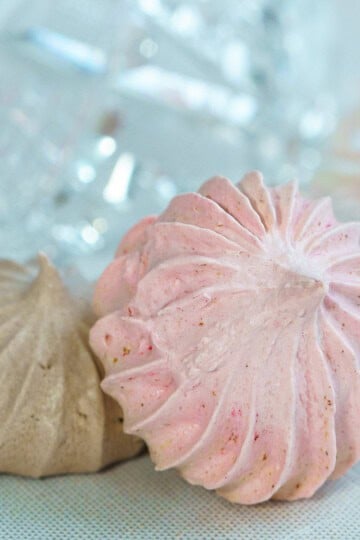 Strawberry and chocolate meringue cookies feature image.