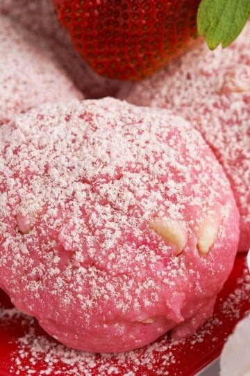 Strawberry and cream cookies with white chocolate on a plate.