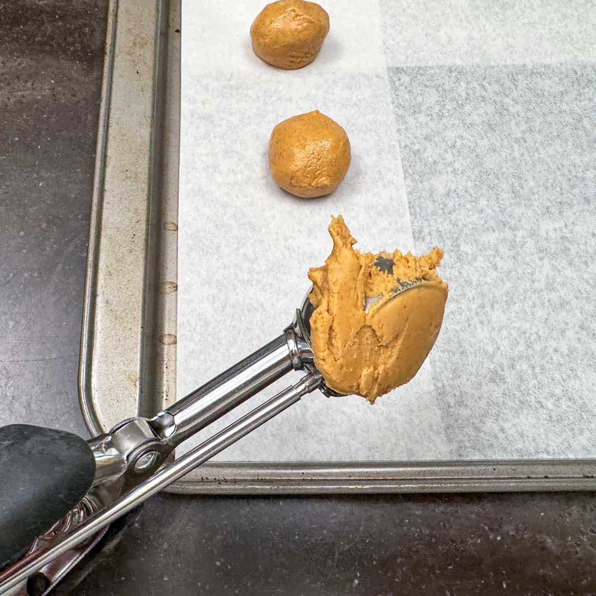 I use a small scooper for the round peanut butter to be stuffed into the chocolate cookie.