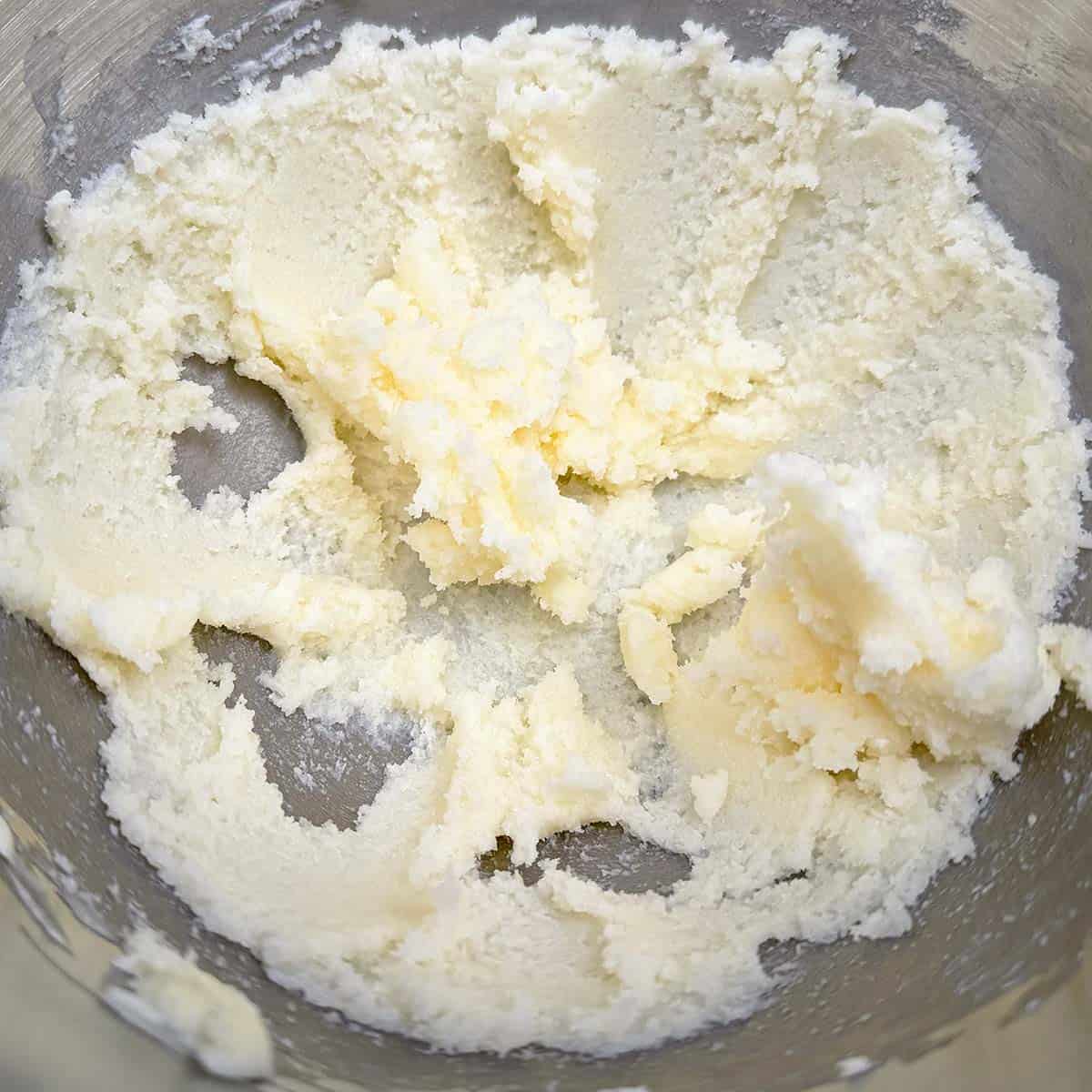 In a mixer bowl with the creamed butter and sugar have been mixed.