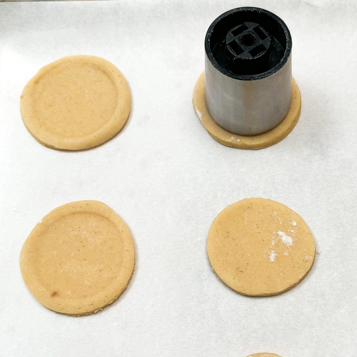 Using the top of my salt grinder to make an inner circle indent for the crumble.