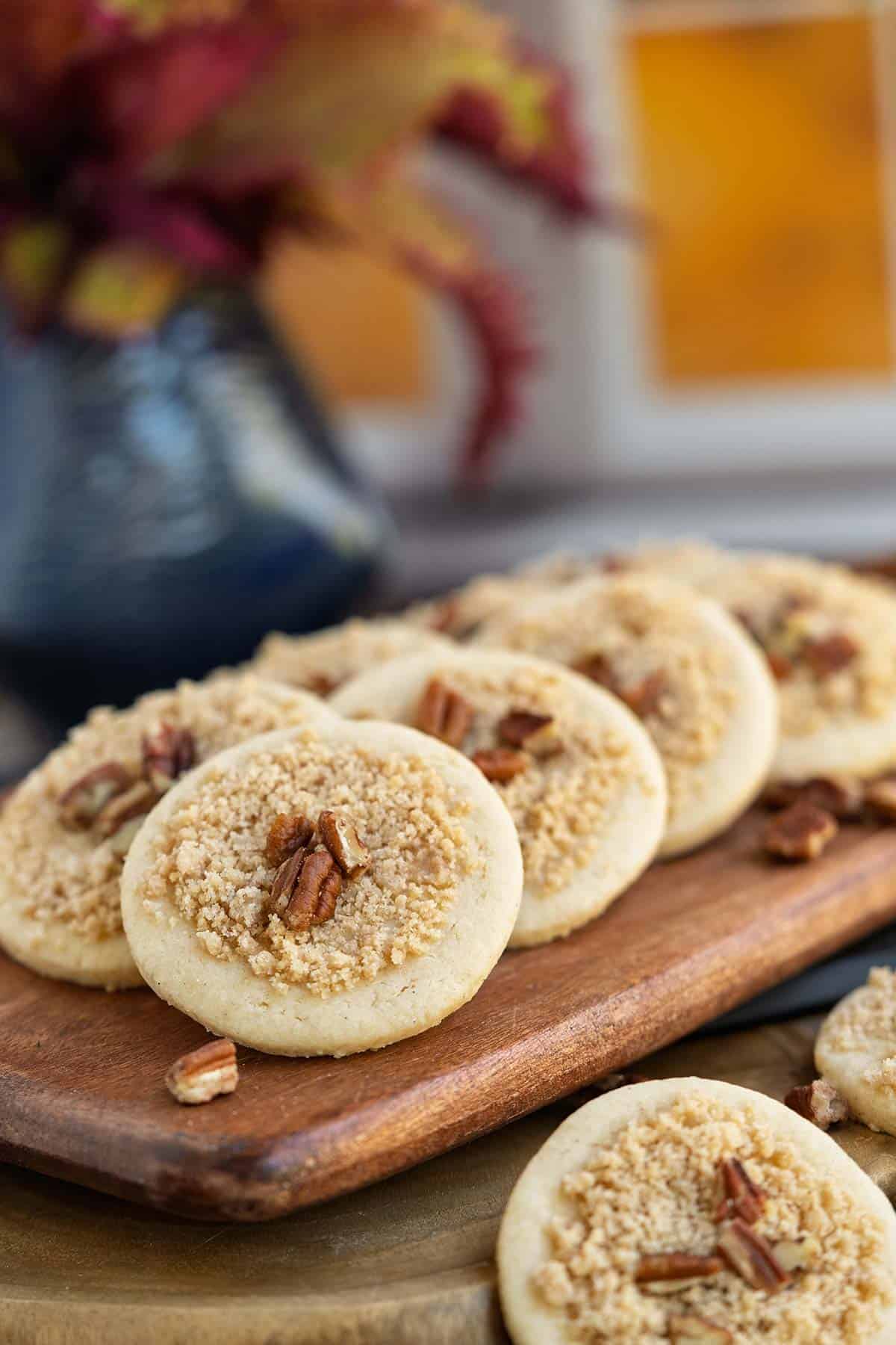 A line of the breakfast coffee cake cookie on a wooden board.