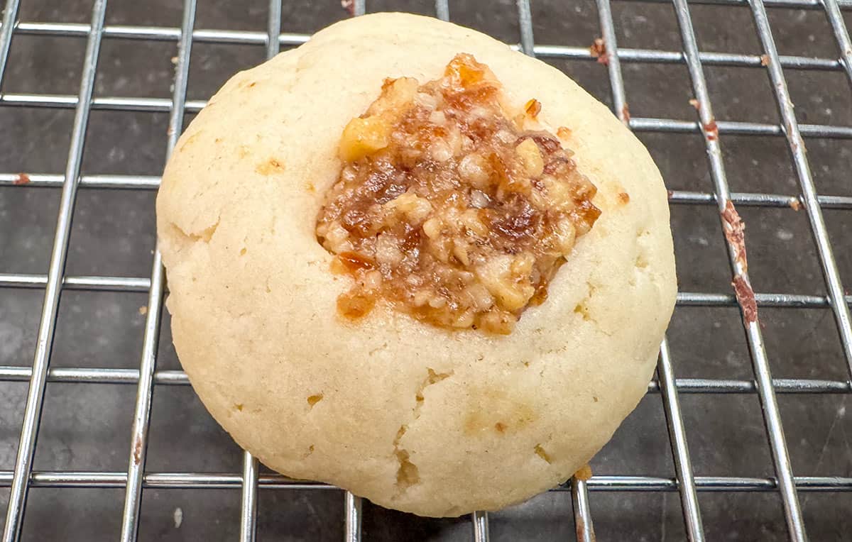 Single baked cookie that has small cracks to indicate that the cookies are ready to come out of the oven.